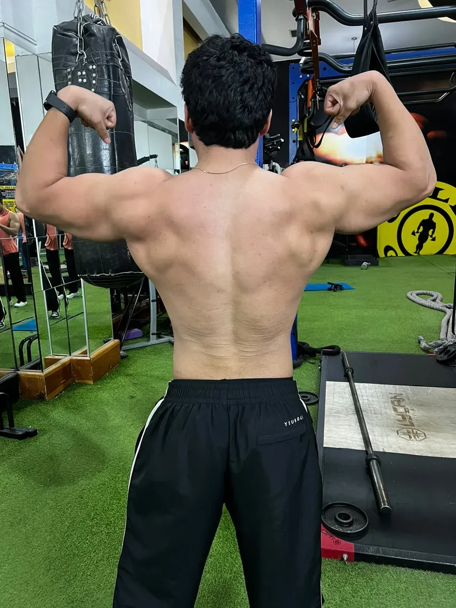 Atleta entrenando espalda en el gimnasio