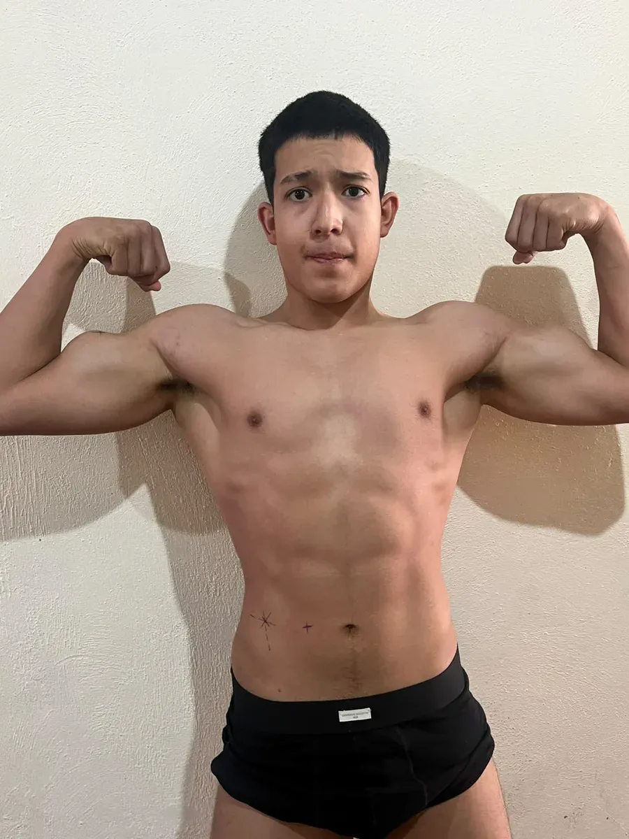 Atleta mostrando su progreso físico
