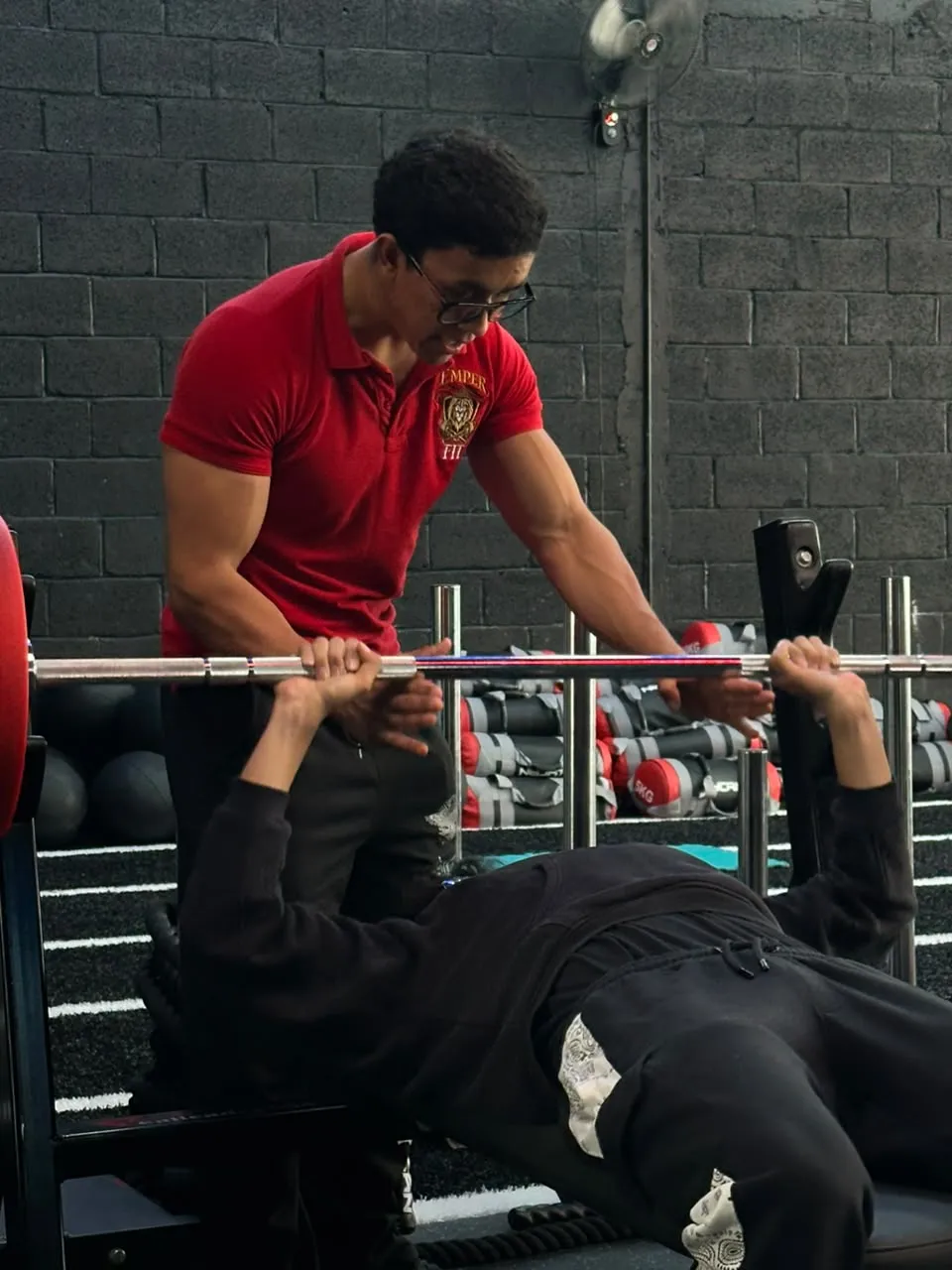 Eduardo Valadez haciendo spot a un atleta durante su serie